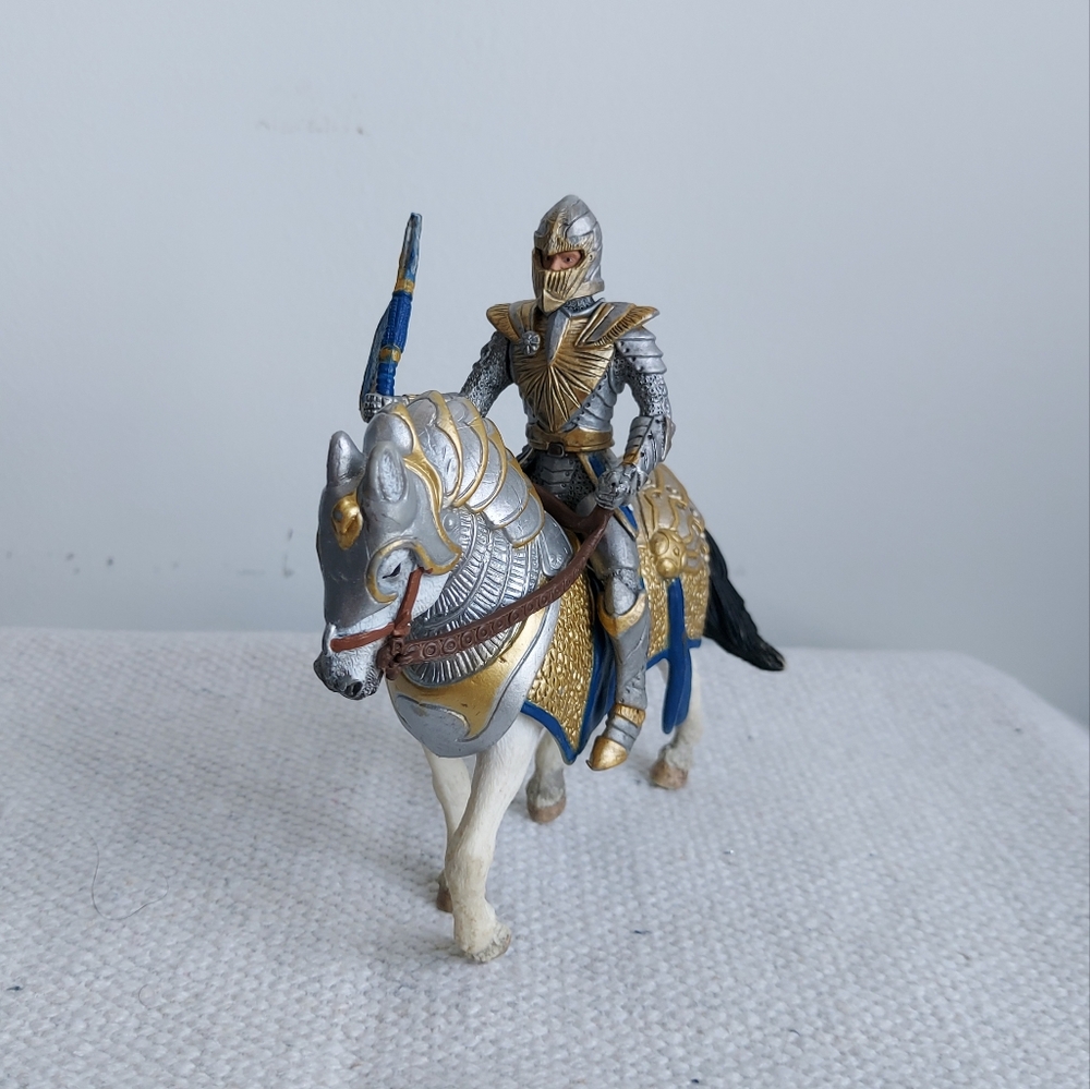 Silver & Gold Schleich Griffin Knight Action Figure on Horse with Lance 70109